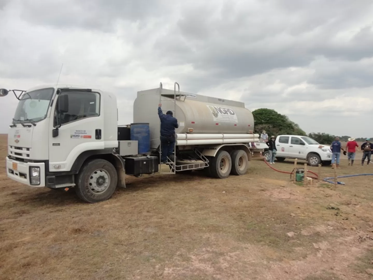 En carrotanques es llevada agua para los reservorios que aun tienen animales vivos.